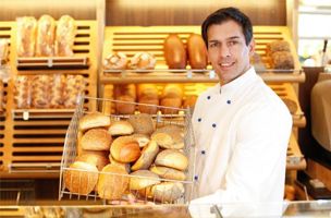 Panadería Carud C.B. hombre-sosteniendo-pan